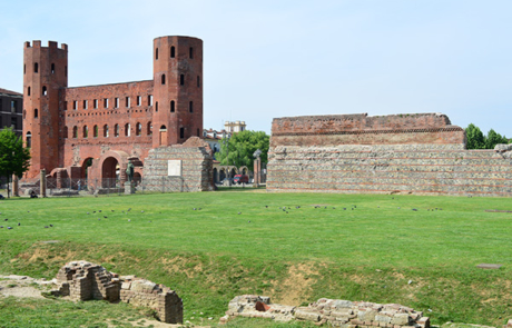 Porta Palatina e mura di cinta romane